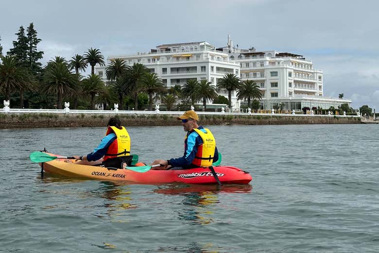 Remando en kayak por la costa de La Toja
