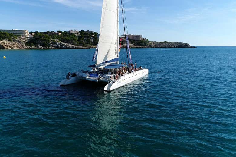 Surcando en catamarán el litoral de Cambrils