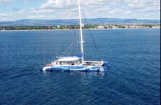 Paseo en catamarán de día completo