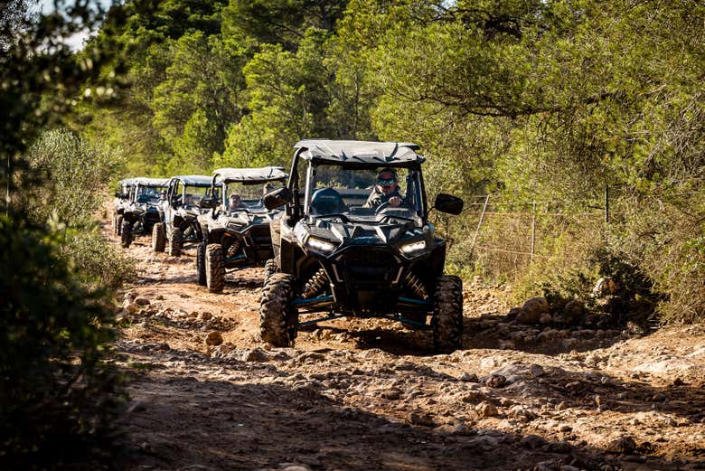 Conduisez un buggy sur des chemins boueux