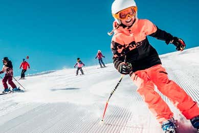 Enfant dévalant une piste en ski