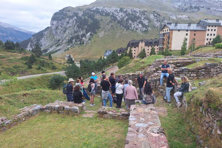 Disfrutando de la visita guiada por el yacimiento