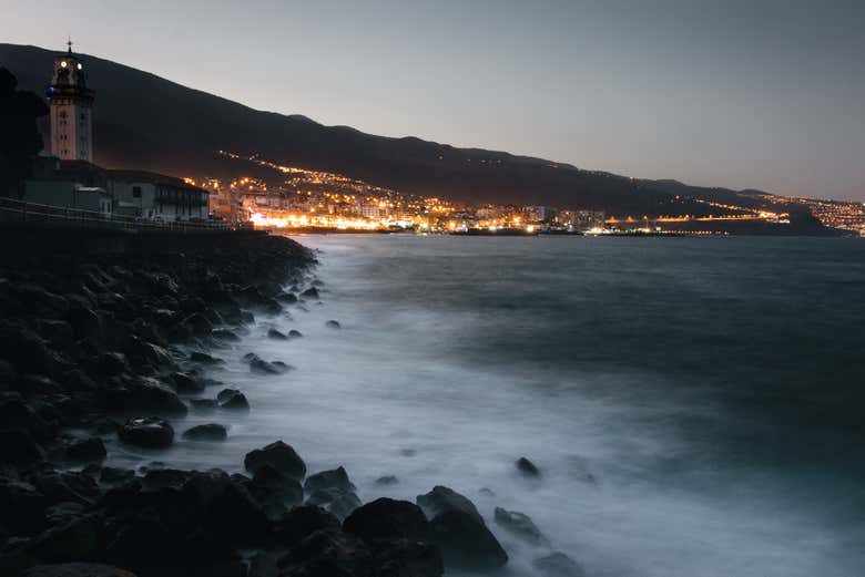 La côte de Candelaria à la tombée de la nuit