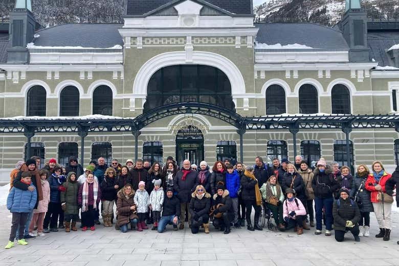 Foto de grupo em frente à estação de Canfranc