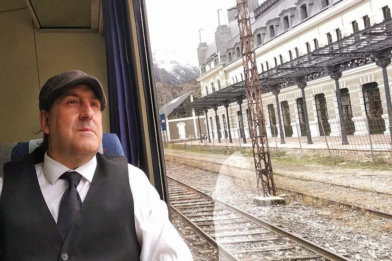 Contemplando a estação a partir do vagão da Cruz Vermelha