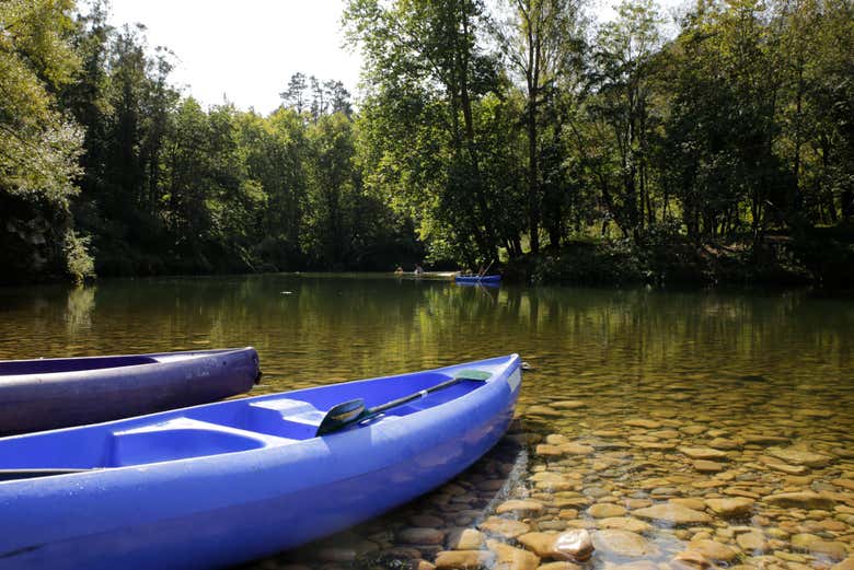 Canoas listas para el descenso