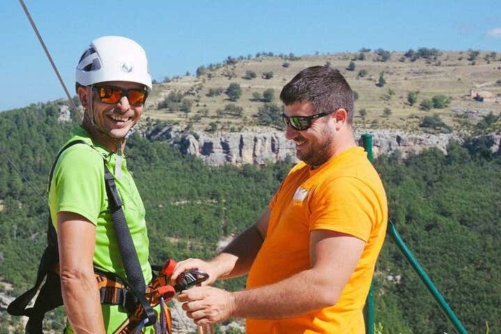 Poniéndonos el arnés de seguridad