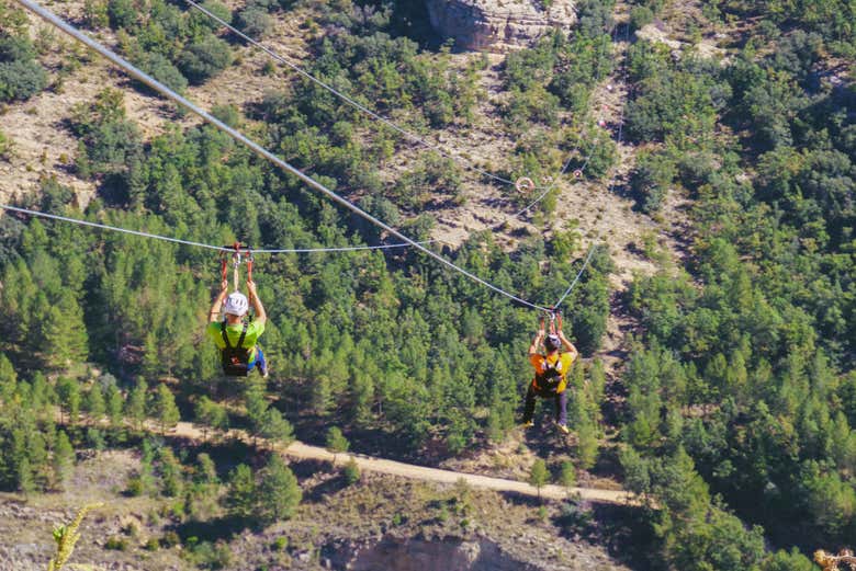 Deslizándonos en la tirolina 