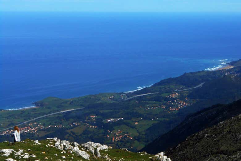 Contemplando as vistas do litoral asturiano