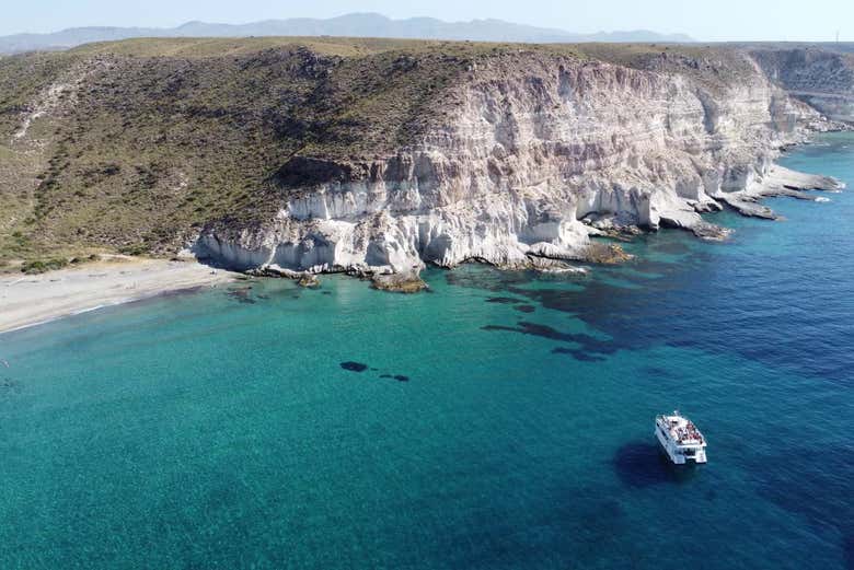 À l'approche de la Cala de Enmedio en catamaran