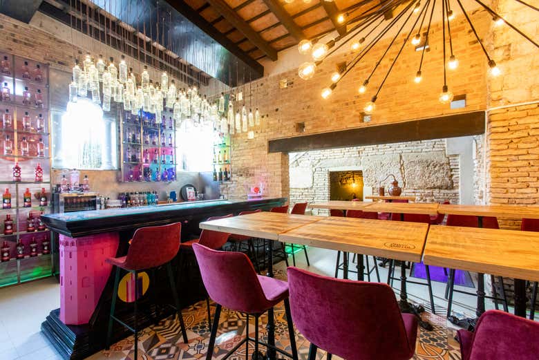 Sala preparada para degustação de gin