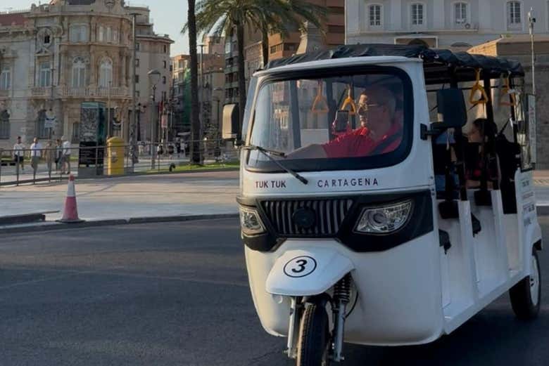 Recorreremos Cartagena a bordo de un cómodo tuk tuk