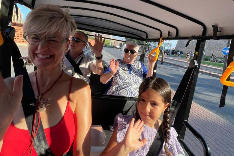 Disfrutando del paseo en tuk tuk por Cartagena