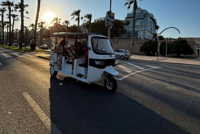 Recorriendo en tuk tuk el Paseo de Alfonso XII