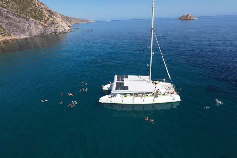 Vista aérea del catamarán