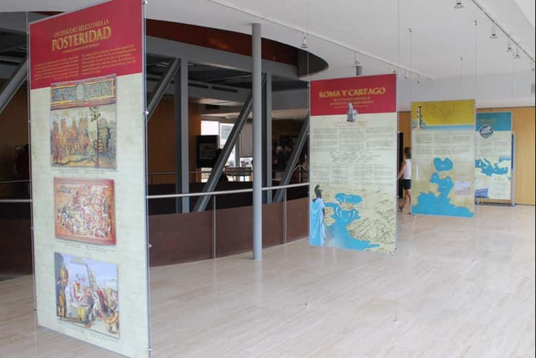 Recorriendo el Centro de Interpretación de la Muralla Púnica