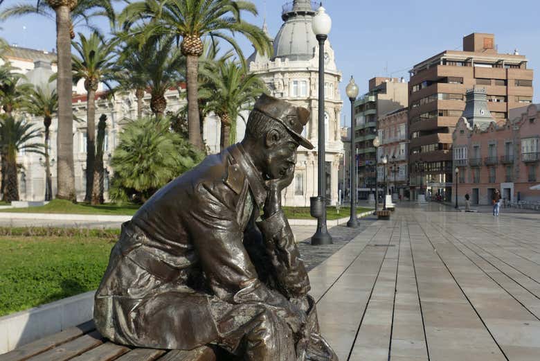 Una statua di bronzo vicino al Municipio