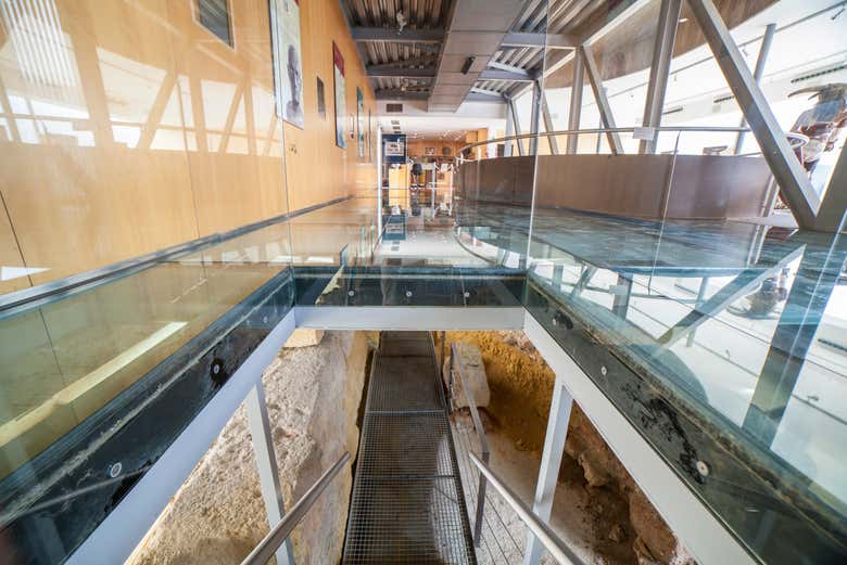Plataforma de cristal sobre la muralla