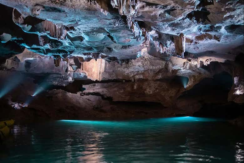 Surcaremos el río subterráneo navegable más largo de Europa