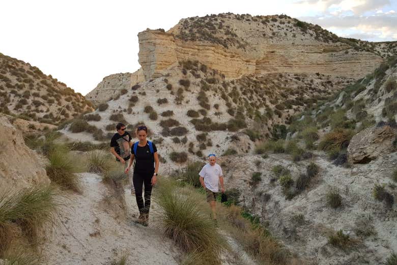 Foto del grupo recorriendo los Badlands de Castilléjar