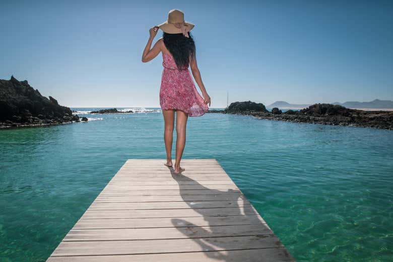 Jeune femme sur la côte de l'île Lobos