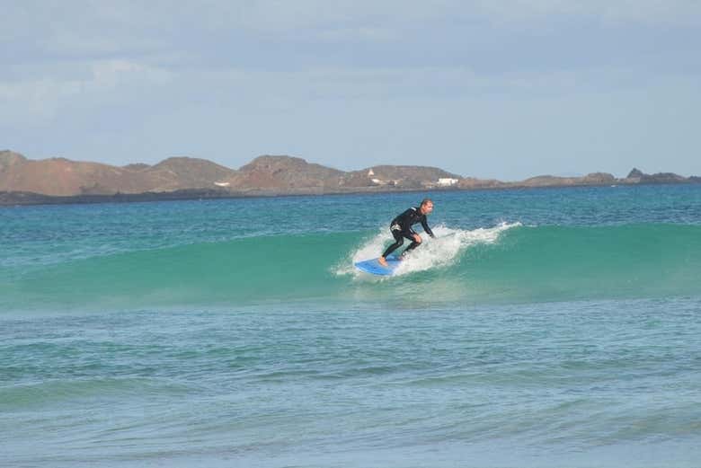 Disfrutando de la clase de surf