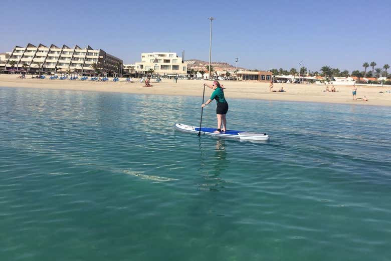 Diversão praticando paddle surf