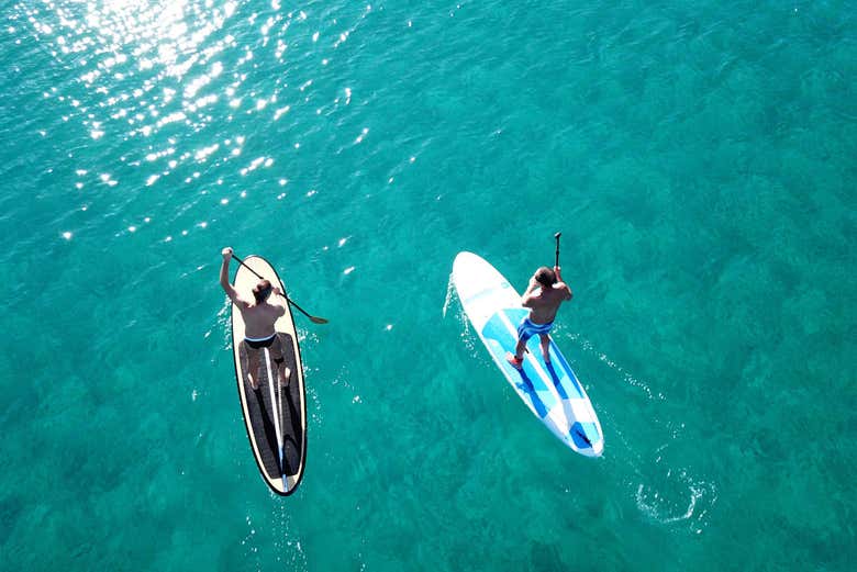 Navegando na prancha de paddle surf