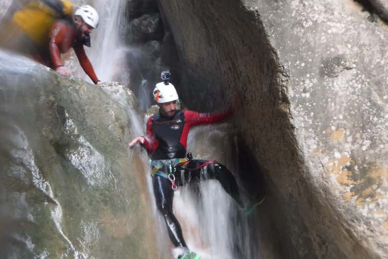 Deslizándonos por las paredes del barranco El Buitre