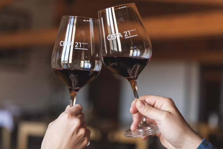Brindando con vino de las bodegas Cepa 21