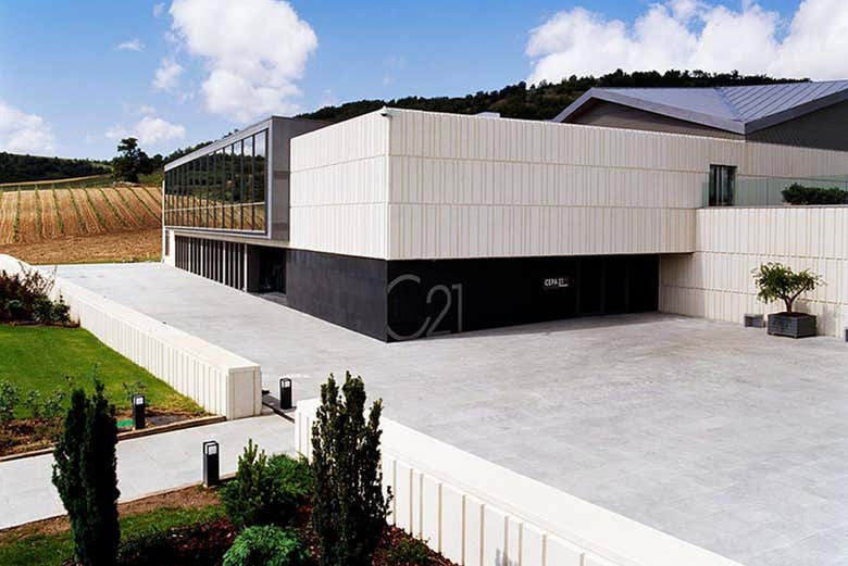 Entrada a las instalaciones de las bodegas Cepa 21