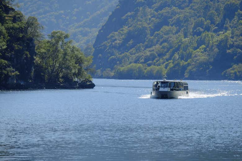 Un paseo fluvial imprescindible en la Ribeira Sacra