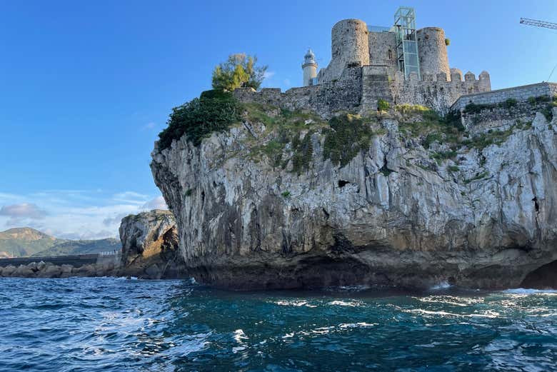 Castelo de Castro Urdiales visto do mar