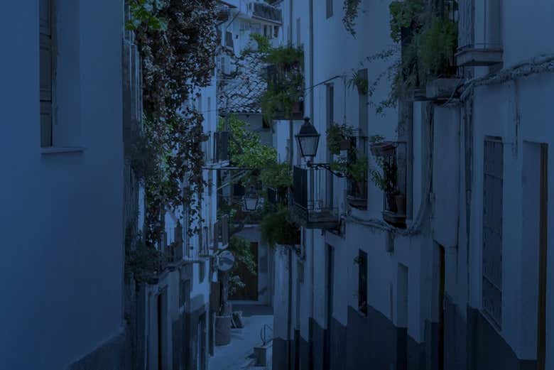 Recorriendo las calles de Cazorla al caer la noche