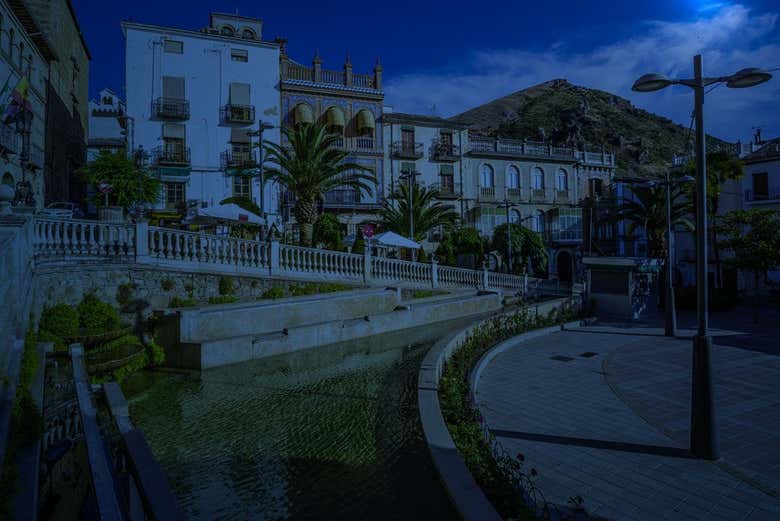 Cae la noche en la plaza de la Corredera
