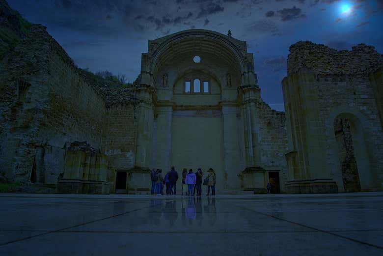 Visitando las ruinas de la iglesia de Santa María