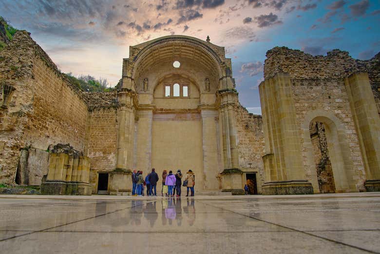 Junto às ruínas da igreja de Santa María