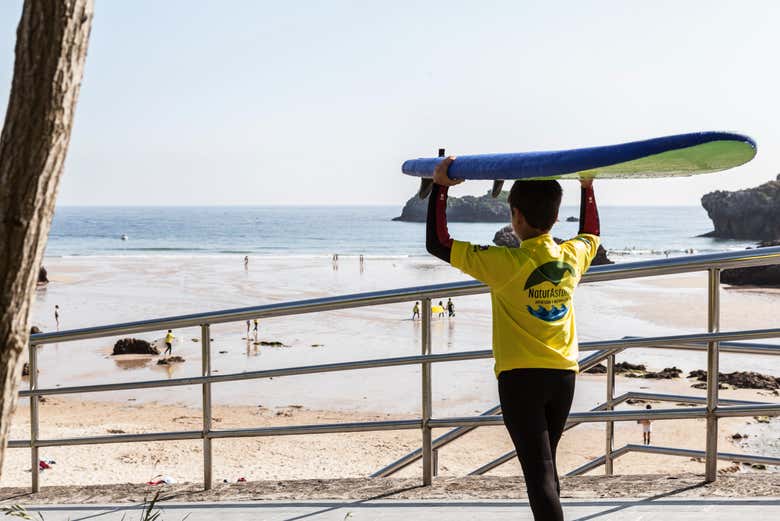 Un enfant prêt pour un cours de surf