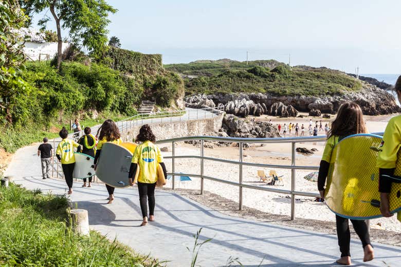 Vous pouvez réserver un cours de surf pour enfants
