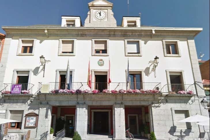 Admirando el Ayuntamiento de Cercedilla