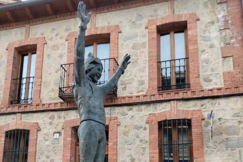 Escultura en honor a Francisco Fernández Ochoa