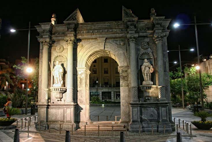 Monumento a la puerta del Hospital Real