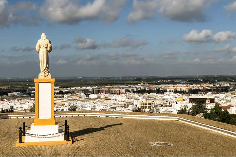 La ermita de Santa Ana se alza en la parte más alta de la ciudad