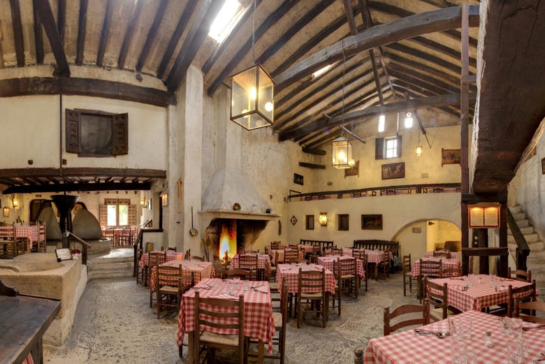 Salón del restaurante-museo Mesón Cuevas del Vino