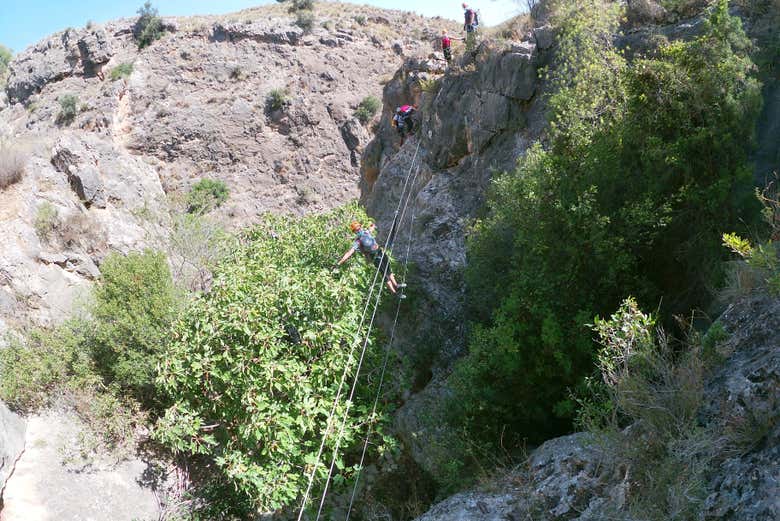 Percorrendo la via ferrata del canyon di Almadenes
