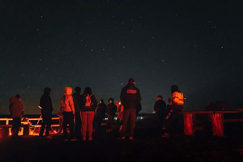 Gruppo che si prepara a osservare le stelle