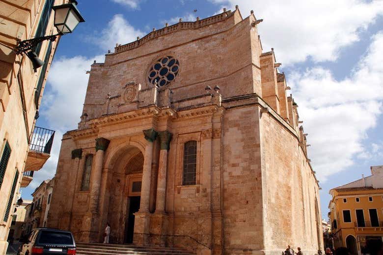 Admirez la cathédrale de Ciudadela