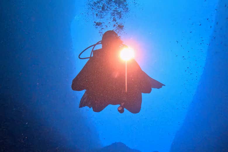 Exploración de una cueva submarina en la costa de Ciudadela