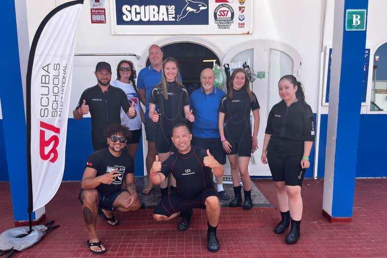 Contentos y orgullosos tras finalizar el curso Scuba Diver