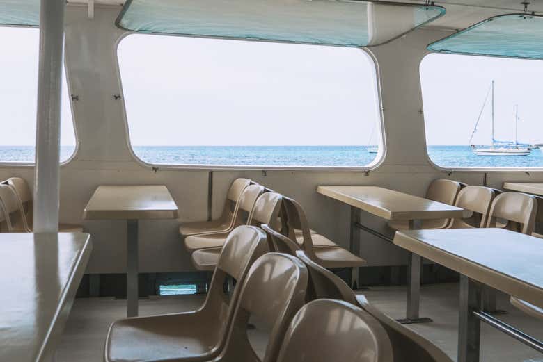 Interior del barco con mesas y sillas